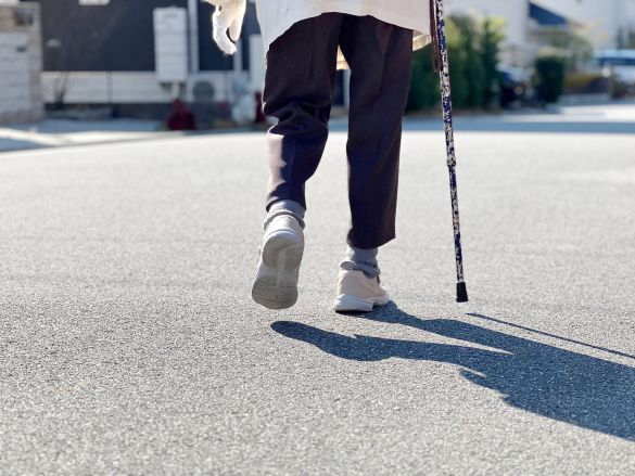 高齢女性 高齢者 老婆 おばあちゃん 歩く