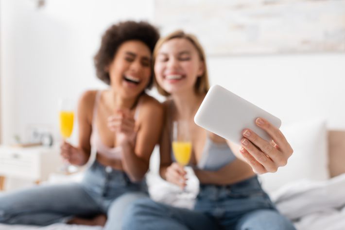 SNSで肌を見せる女性たち