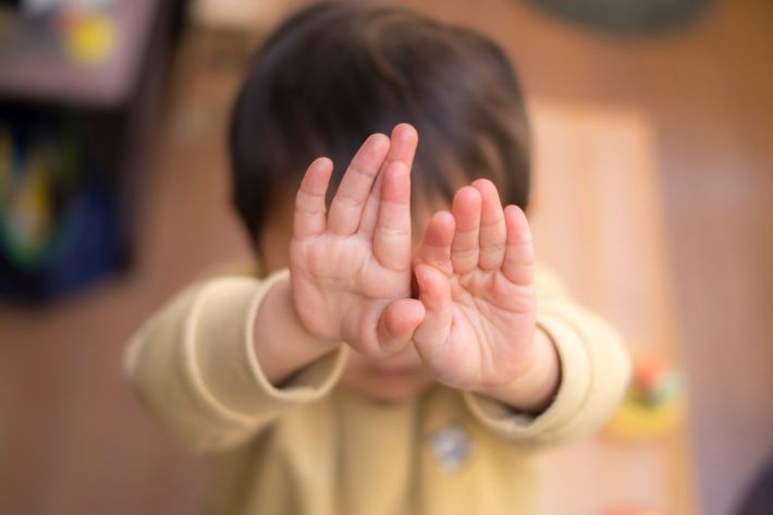 拒否する子ども　