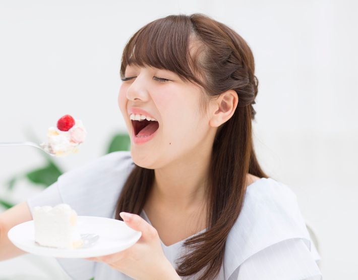 ケーキを食べる女性