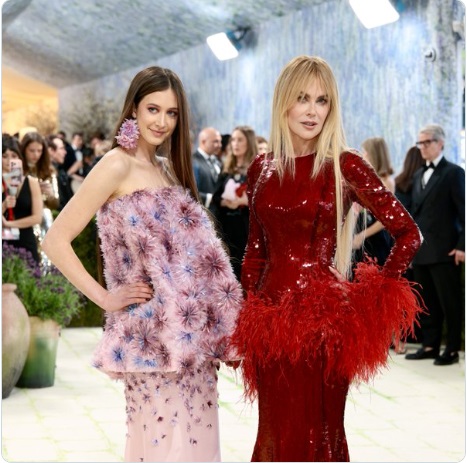 17歳の娘サンデー・ローズとメットガラに出席するニコール・キッドマン