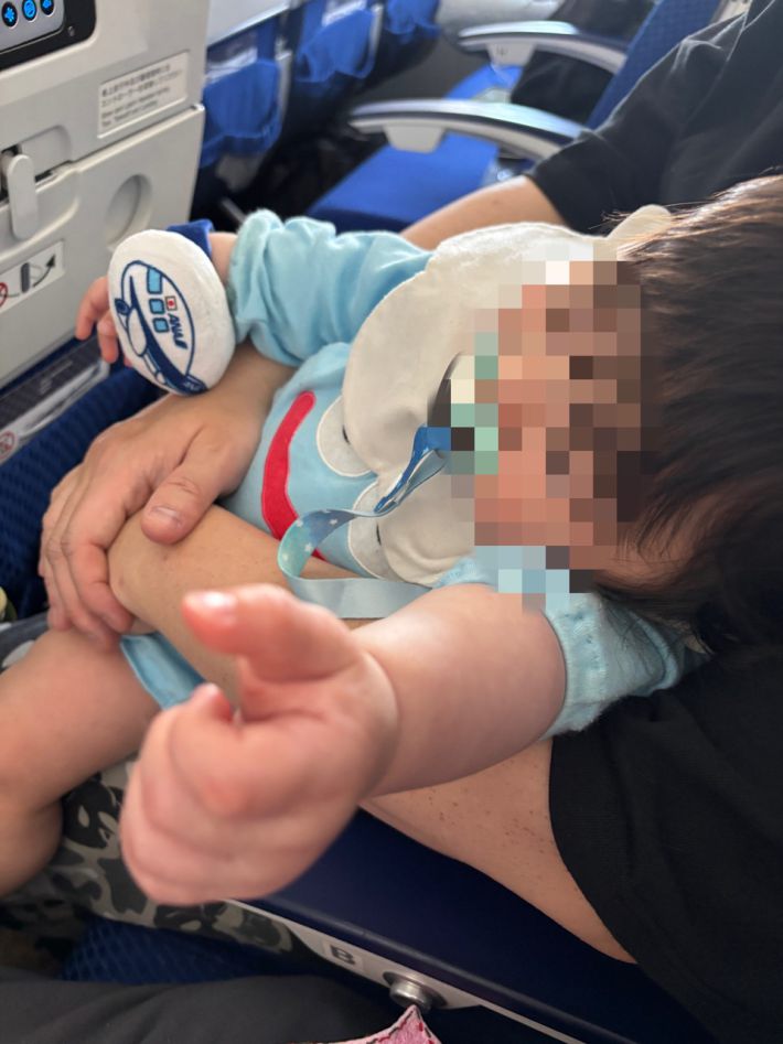 飛行機の中で爆睡中