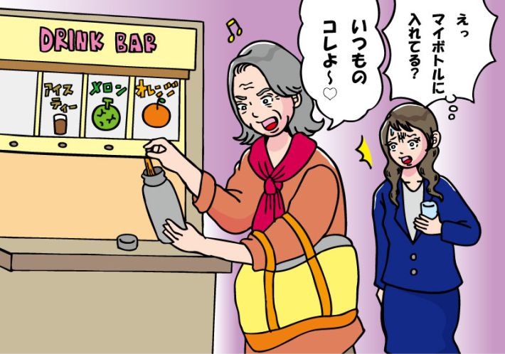 ドリンクバーで水筒に飲み物を入れている高齢女性