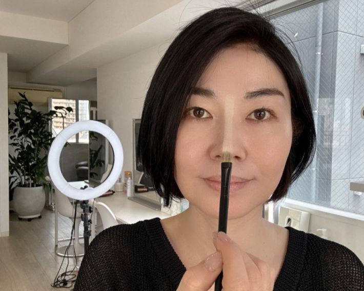 肌より明るいコンシーラーで鼻筋を作る