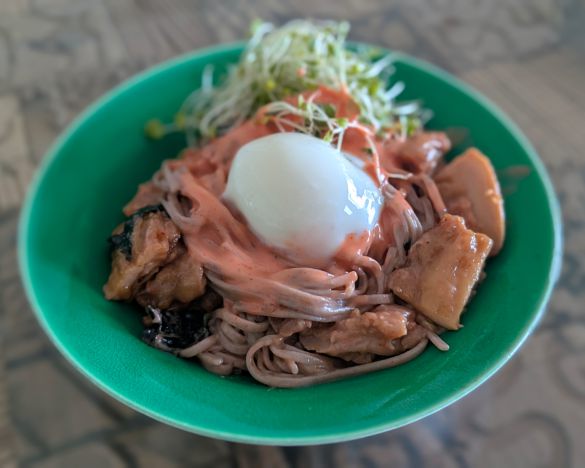 ダイエット中でもしっかり食べられる「明太チキンそば」