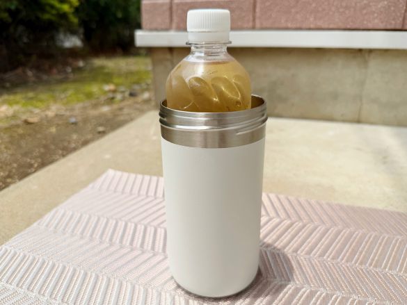冷やしたまま持ち運べる ペットボトル用保冷ホルダー(たためる持ち手付き)