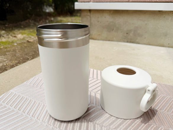 冷やしたまま持ち運べる ペットボトル用保冷ホルダー(たためる持ち手付き)