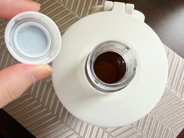 冷やしたまま持ち運べる ペットボトル用保冷ホルダー（たためる持ち手付き）