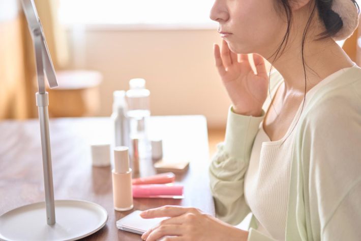 スキンケアをしている若い女性
