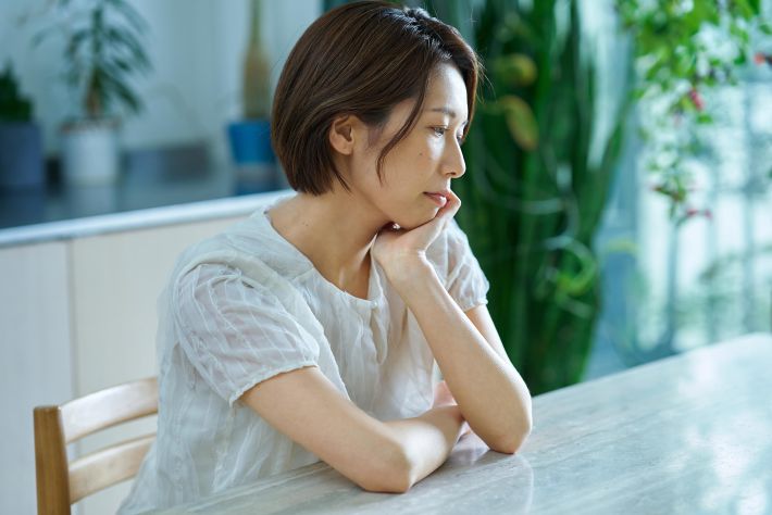 悩む女性