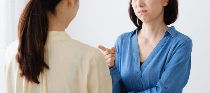 不機嫌な女性