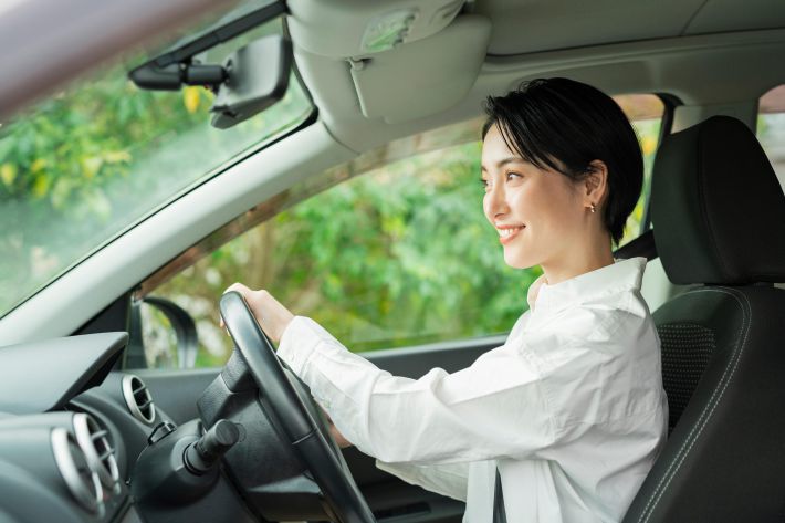 運転する女性