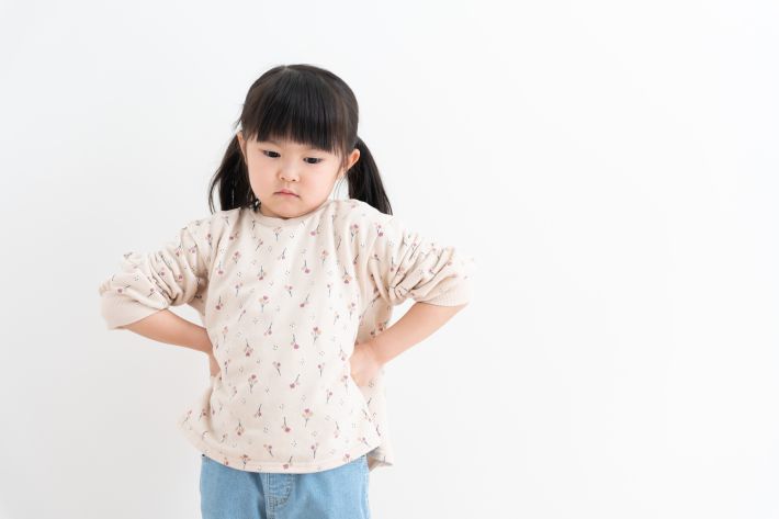 不機嫌な女の子　怒る