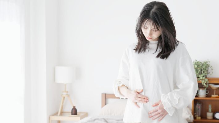 お腹を気にする女性