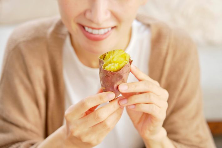 さつまいもを食べる女性