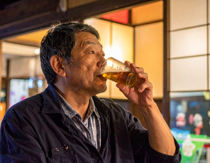 お酒を飲む中年男性（AI生成）