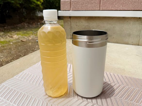 冷やしたまま持ち運べる ペットボトル用保冷ホルダー(たためる持ち手付き)
