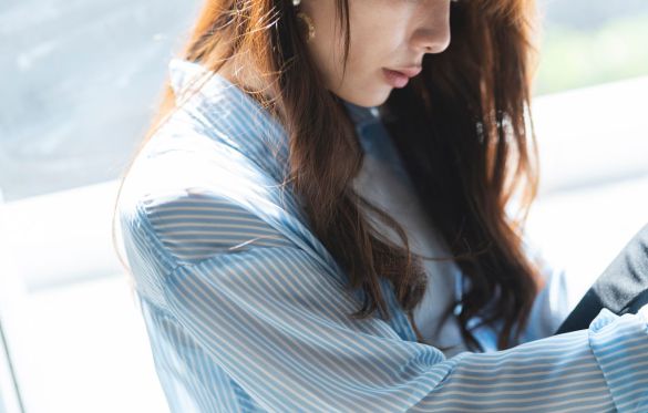 控えめな女性