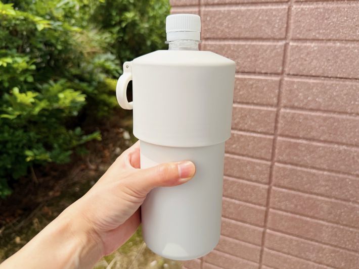 冷やしたまま持ち運べる ペットボトル用保冷ホルダー（たためる持ち手付き）
