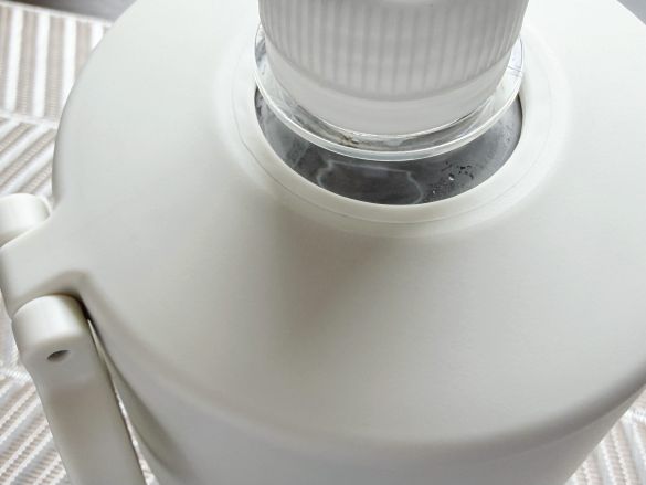 冷やしたまま持ち運べる ペットボトル用保冷ホルダー（たためる持ち手付き）