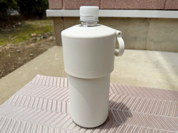 冷やしたまま持ち運べる ペットボトル用保冷ホルダー(たためる持ち手付き)