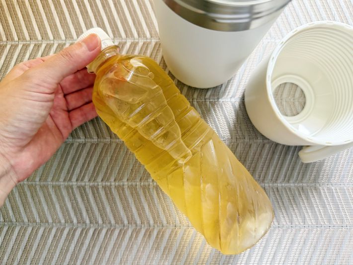 冷やしたまま持ち運べる ペットボトル用保冷ホルダー（たためる持ち手付き）