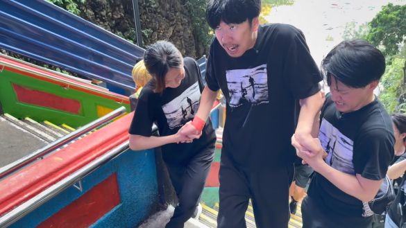 「やるぞ！」「のぼるぞ！」「できる！」と声を上げながら階段をのぼる