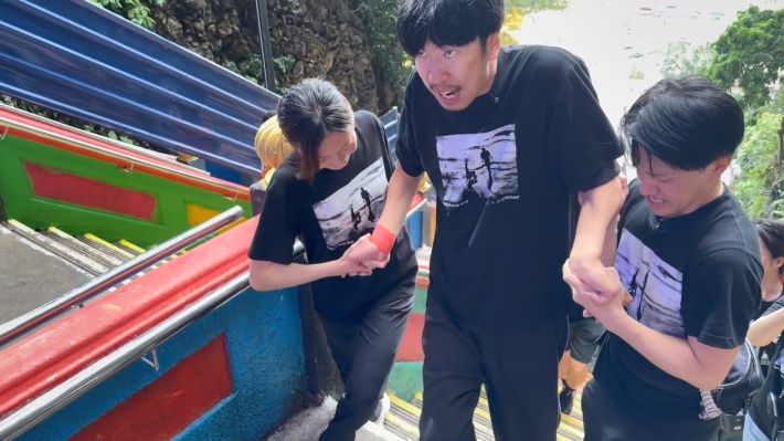 「やるぞ！」「のぼるぞ！」「できる！」と声を上げながら階段をのぼる