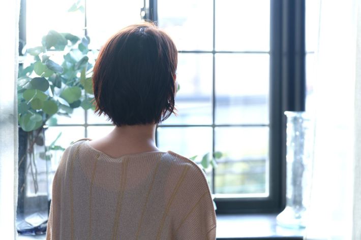 女性の後ろ姿