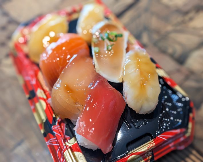 「昆布とカツオの旨味溢れる！漬け寿司」も536円