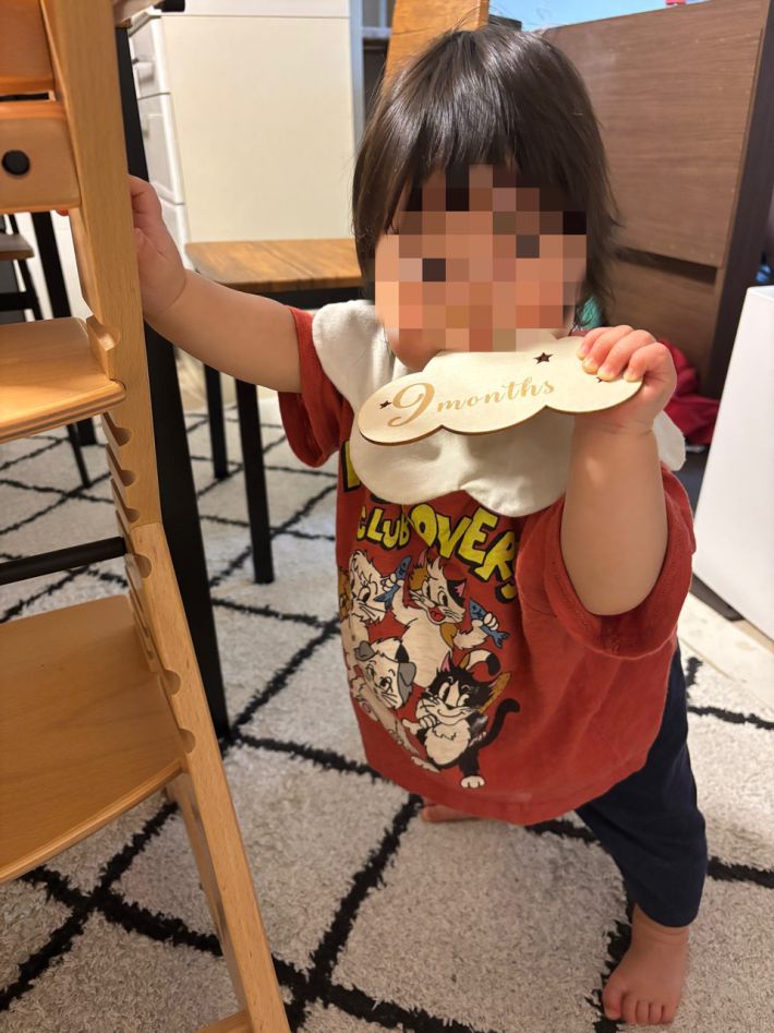 つかまり立ちするようになった息子（9か月）