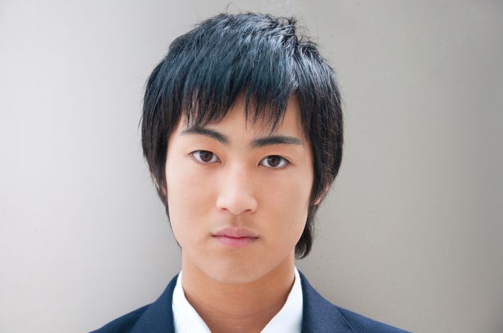 真剣な顔の男子高校生