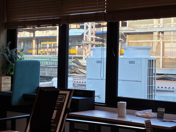 イートインスペースから見える飯田橋駅