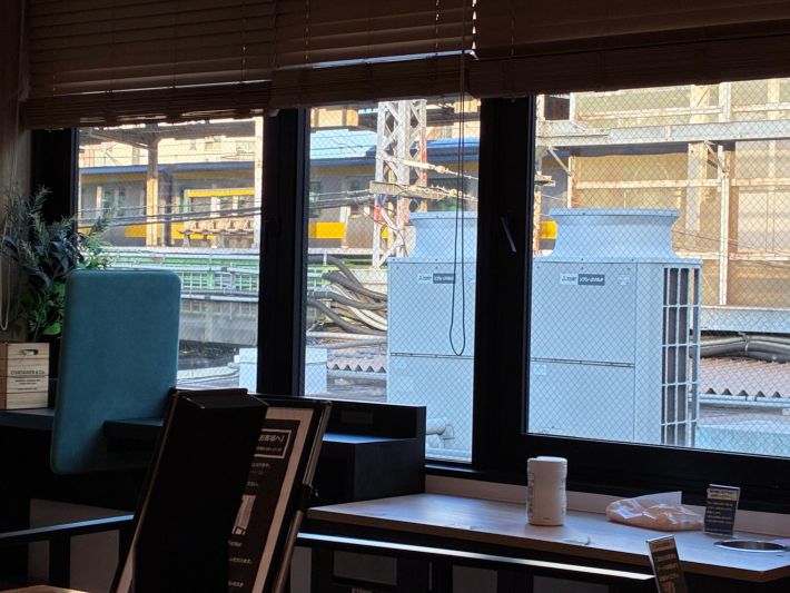 イートインスペースから見える飯田橋駅