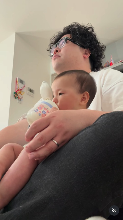 動画ではいつも子どもを抱っこしている