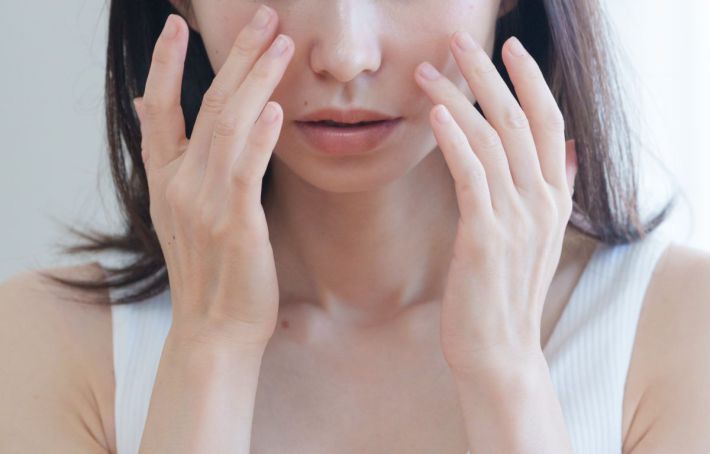 悩む女性