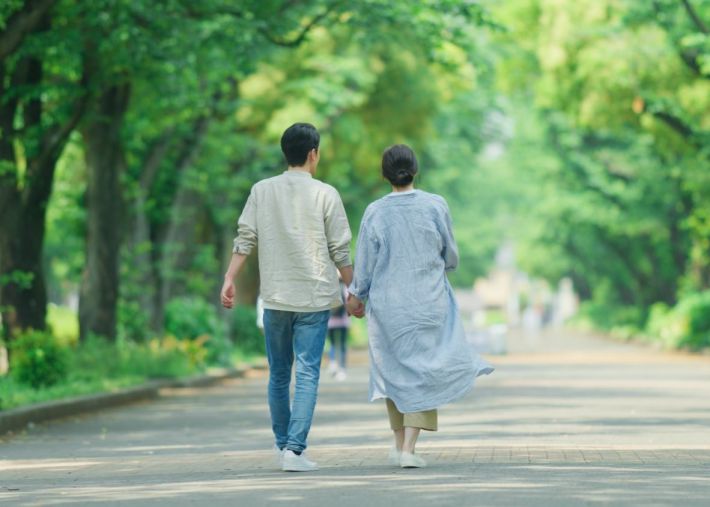 公園を歩くカップル