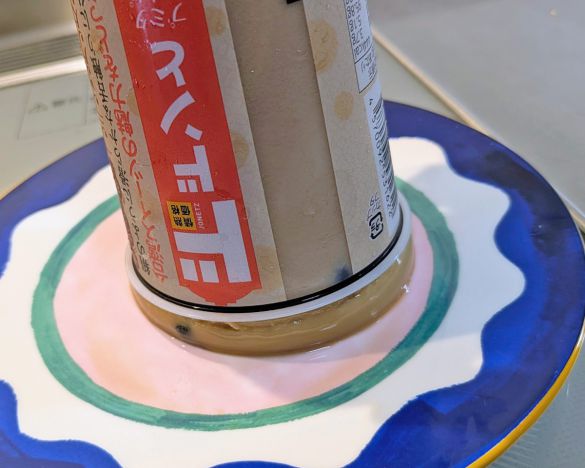 カップをひっくり返して少し振るだけで簡単にプリンがきれいに出てきます