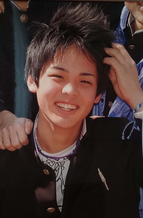 中学校の校門前で、仲良しの友達数名との写真に写る中学3年生（15歳）の剣太さん