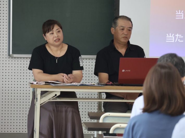 竹田高校で職員研修を行う両親