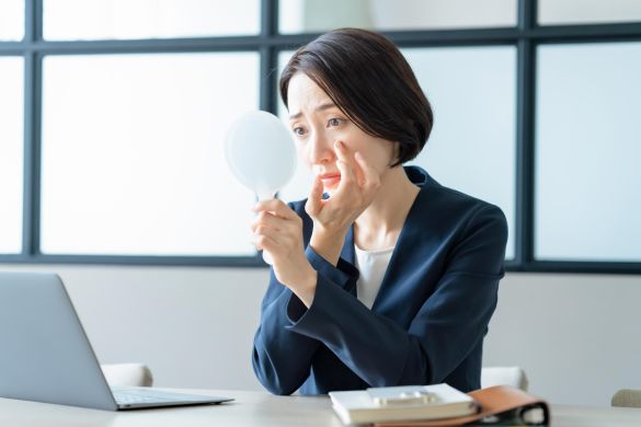 肌を気にする女性