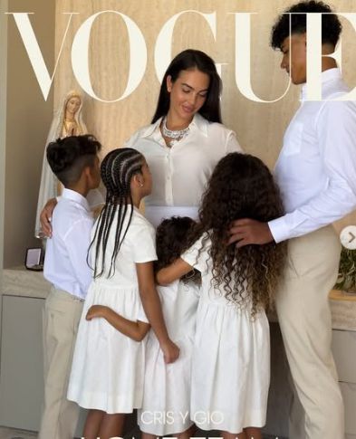 子供たちに囲まれた新婦のジョージナ・ロドリゲス