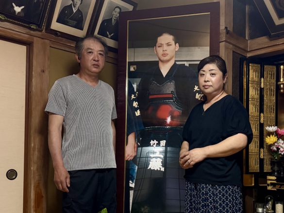 左から剣太さんの父・英士さん、剣太さんの等身大写真、母・奈美さん