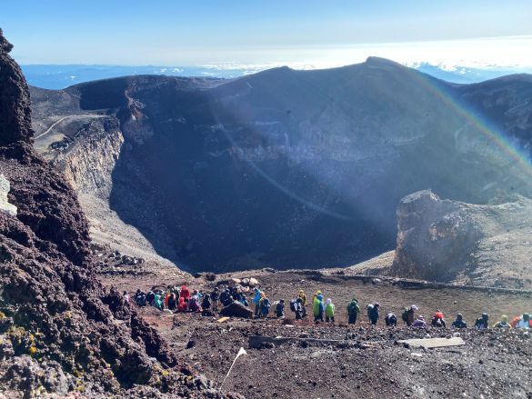 剣ヶ峰の行列。登頂写真撮影で1時間近く並ぶことも(著者撮影)