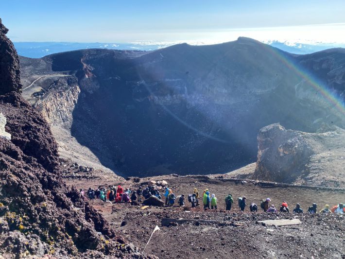 剣ヶ峰の行列。登頂写真撮影で1時間近く並ぶことも（著者撮影）