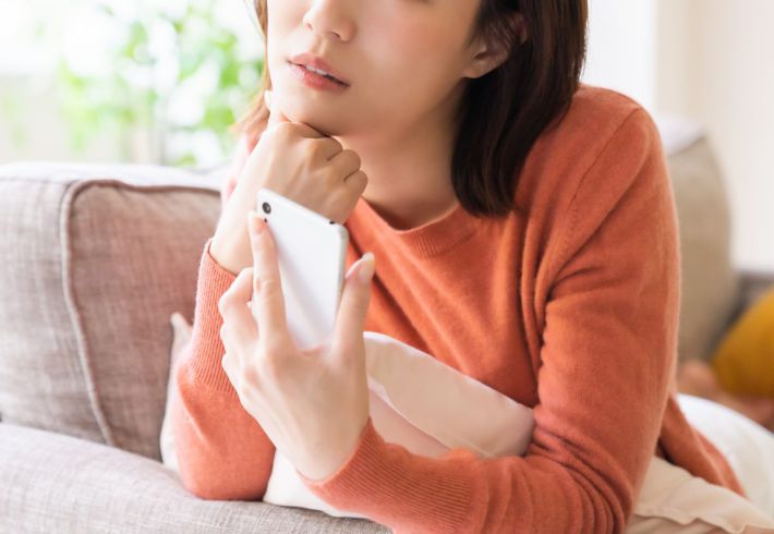 スマホで迷う女性