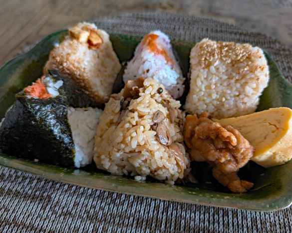 この日はおむすび5個を買って1100円