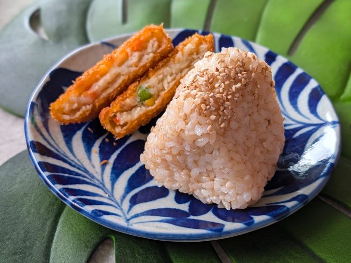 玄米おむすびと北海道産男爵いもの野菜コロッケ
