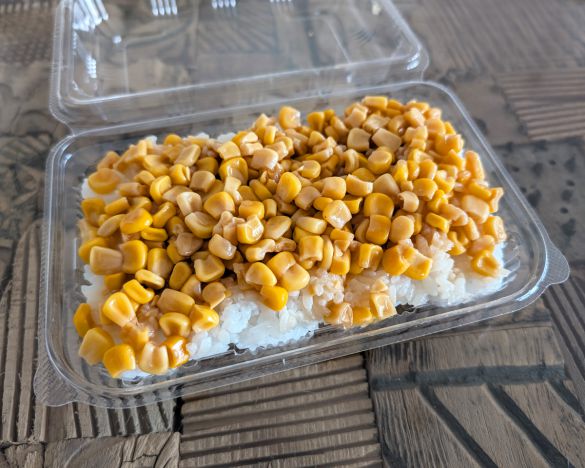 「一点突破すぎ！敷き詰めごはん 焼とうもろこし」（297円）