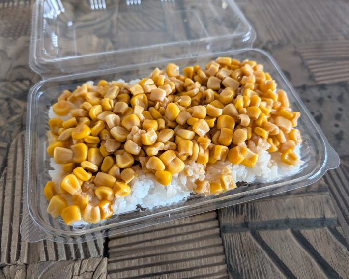 「一点突破すぎ！敷き詰めごはん 焼とうもろこし」（297円）